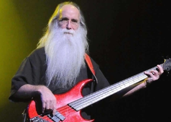 Lee Sklar performing with Phil Collins