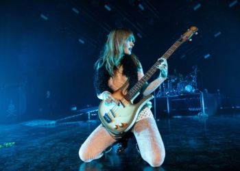 Victoria De Angelis playing a short scale Danelectro bass