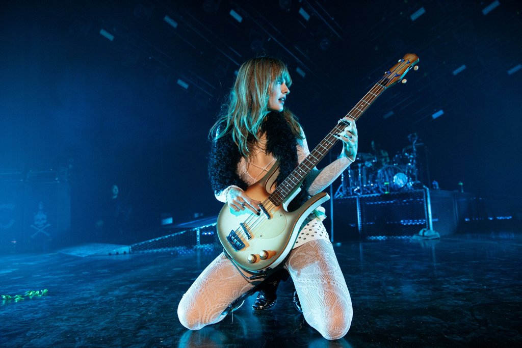 Victoria De Angelis playing a short scale Danelectro bass